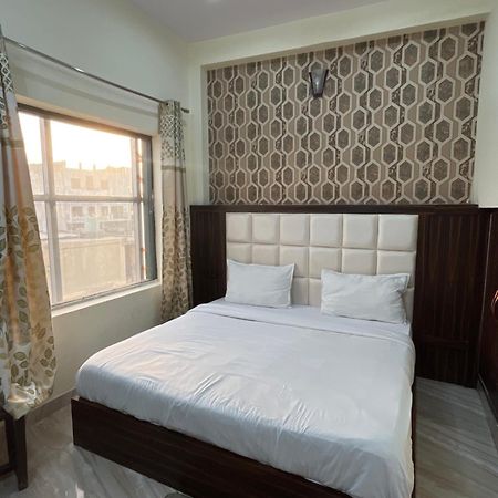 Hotel Snow White Budget Family Rooms - In House Parking - 5G Wifi- Gyser Facility Tājganj المظهر الخارجي الصورة