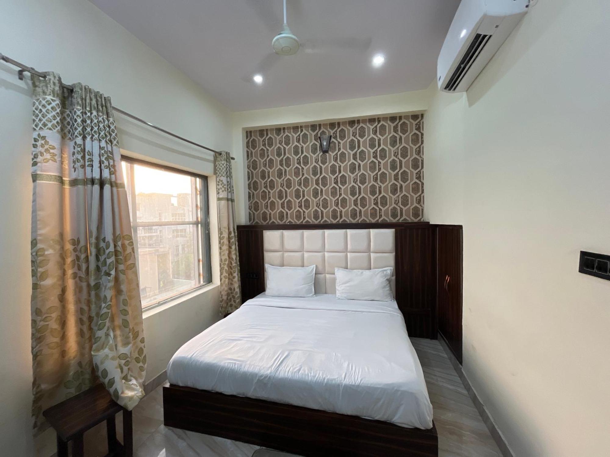 Hotel Snow White Budget Family Rooms - In House Parking - 5G Wifi- Gyser Facility Tājganj المظهر الخارجي الصورة